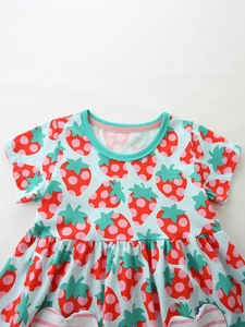 Robe à manches courtes pour bébé fille avec imprimé fraise sur fond bleu clair