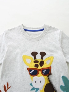 T-shirt gris clair pour enfant avec broderie girafe rigolote portant des lunettes orange