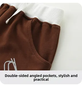 Détail de short en maille pour garçon avec taille élastique côtelée et poches latérales