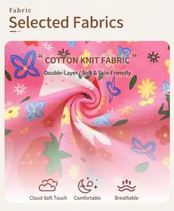 Détail macro du tricot de coton doux avec motifs de fraises et fleurs colorées