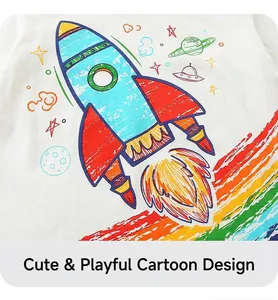 Détail d'un t-shirt enfant en coton blanc avec motif fusée spatiale et arc-en-ciel