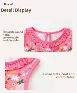 Détail du col rond et des poignets de la robe en coton rose à motif de fraises