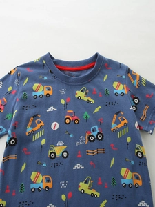 T-shirt blu scuro da bambino con stampe colorate di macchine da cantiere e scollo rotondo