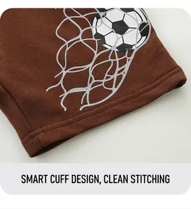 Détail du short en maille de coton pour garçon montrant l'imprimé foot et l'ourlet