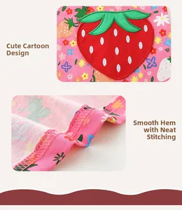 Détail de la broderie fraise et des coutures soignées sur la robe à fleurs