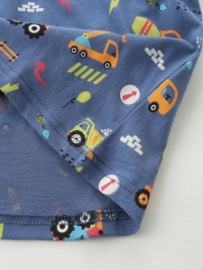 T-shirt blu in cotone per bambini con stampe di veicoli da cantiere e cuciture precise