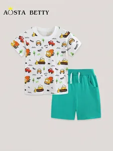 Ensemble d'été pour enfants avec T-shirt blanc imprimé camions et short court vert