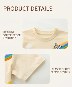 Détails du col rond et des coutures de manches sur t-shirt beige en coton arc-en-ciel