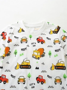 T-shirt blanc en coton pour enfants avec imprimés colorés de véhicules de chantier