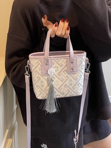 Sac seau élégant en brocart lavande avec motifs floraux et pompon décoratif