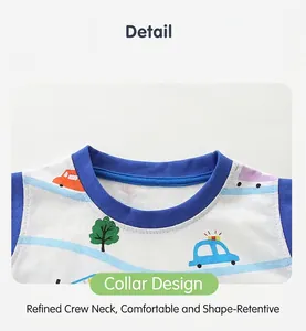 Détail de l'encolure côtelée bleue sur le t-shirt en coton blanc imprimé pour garçon