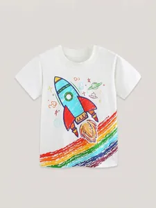 T-shirt blanc en coton pour enfant avec imprimé fusée colorée et arc-en-ciel