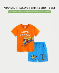Détail de l'ensemble d'été garçon avec t-shirt orange et short bleu à motif excavateur