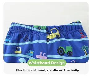 Détail de la taille élastique d'un short en coton bleu avec motifs de véhicules
