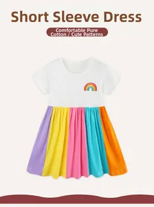 Gros plan sur la broderie arc-en-ciel du haut en coton blanc d'une robe pour filles