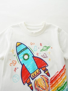 T-shirt blanc en coton pour enfant avec imprimé fusée colorée et motifs de l'espace