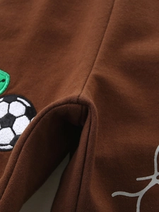 Short en tricot marron pour garçons avec broderie football et design décontracté