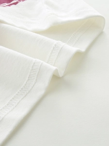 T-shirt en coton pour enfants avec imprimé espace montrant la couture et la texture du tissu