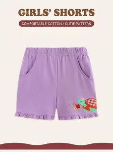 Détail du short en coton lilas avec broderie de tortue et bordure à volants doux