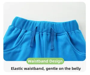 Détail du short en maille de coton bleu avec taille élastique et cordon de serrage décoratif
