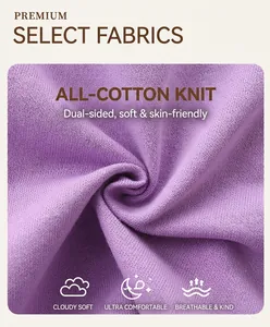 Vue macro du tissu en maille 100% coton violet montrant une texture douce et respirante