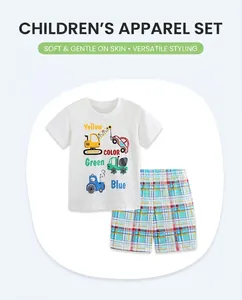 Détail à plat du t-shirt en coton pour garçons avec voitures et short à carreaux