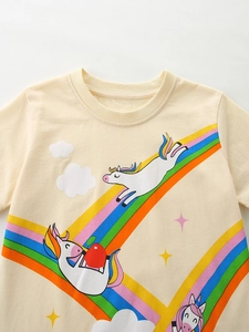 T-shirt fille en coton beige à manches courtes avec imprimé licorne et arc-en-ciel coloré