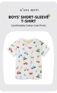 Dettaglio di una t-shirt in cotone per bambini con stampe colorate di auto e dinosauri