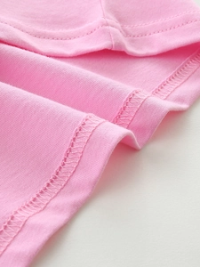 Rosa Baumwoll T-Shirt für Mädchen mit Einhorn-Druck und Volantärmeln im Detail
