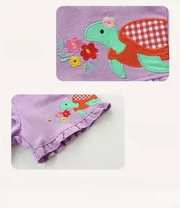 Détail du short violet pour fille avec broderie de tortue et bordure à volants