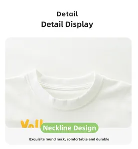 Détail du col rond et des coutures sur un t-shirt blanc en coton pour garçon