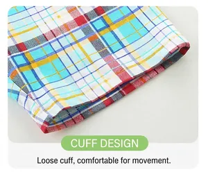 Détail du revers du short à carreaux pour garçon en coton mélangé bleu jaune rouge
