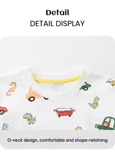 Dettaglio di una maglietta bianca in cotone per bambini con stampe auto e scollo giallo rinforzato