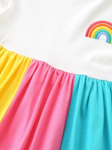 Robe d'été pour filles avec broderie arc-en-ciel et jupe en tulle plissée colorée