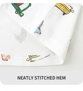 Dettaglio dell'orlo cucito su t-shirt in cotone bianco con stampe di auto a colori