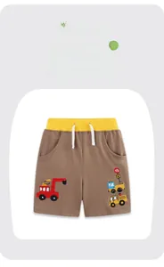 Detailaufnahme der Jungen-Baumwollshorts mit Bagger-Stickerei und gelbem Kontrastbund