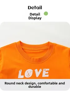 Detail des leuchtend orangen Rippstrick-Rundhalsausschnitts und LOVE-Druck auf dem Baumwoll-T-Shirt