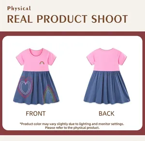 Dettaglio fronte e retro del vestito da bambina rosa e blu con ricamo arcobaleno