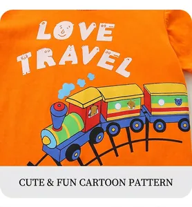 Detailansicht eines orangefarbenen Kinder-T-Shirts mit Zeichentrickzug und Love Travel Druck
