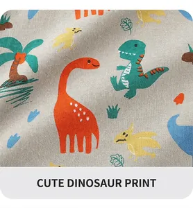 Dettaglio ravvicinato della stampa con dinosauri su t-shirt in cotone da bambino