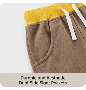 Detail der braunen Kinder-Freizeithose mit gelbem Rippbund und Seitentaschen