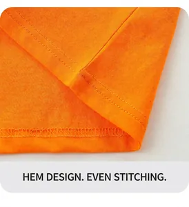 Detailansicht der sauberen Doppelnaht am Saum dieses orangefarbenen Baumwoll-T-Shirts