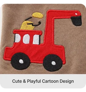Nahaufnahme der Cartoon-Bagger-Stickerei auf braunem Baumwollstoff von Kindershorts