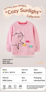 Détail d'un sweat en coton rose à pois avec pompons colorés en 3D sur le motif de chat