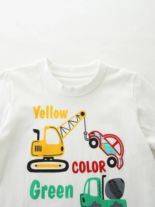 T-shirt blanc en coton pour garçon avec broderie de grue jaune et petites voitures