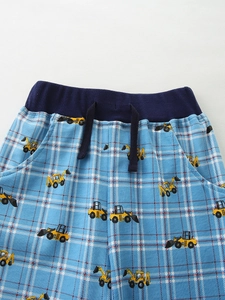 Short pour garçon en coton bleu clair avec motifs à carreaux et imprimés pelleteuse