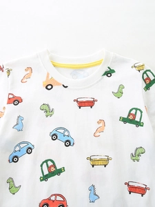 T-shirt bianca in cotone per bambini con stampe colorate di auto e dinosauri per l'estate