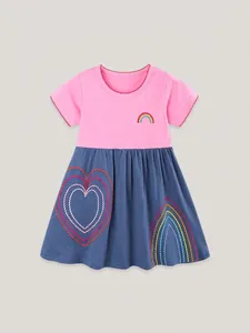 Abito bambina a maniche corte con top rosa ricamato e gonna blu con motivi a cuore