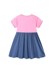 Abito estivo da bambina in cotone con top rosa e gonna a pieghe blu a contrasto