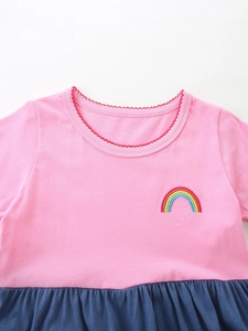 Abito in cotone da bambina rosa e blu navy con ricamo arcobaleno dettagliato